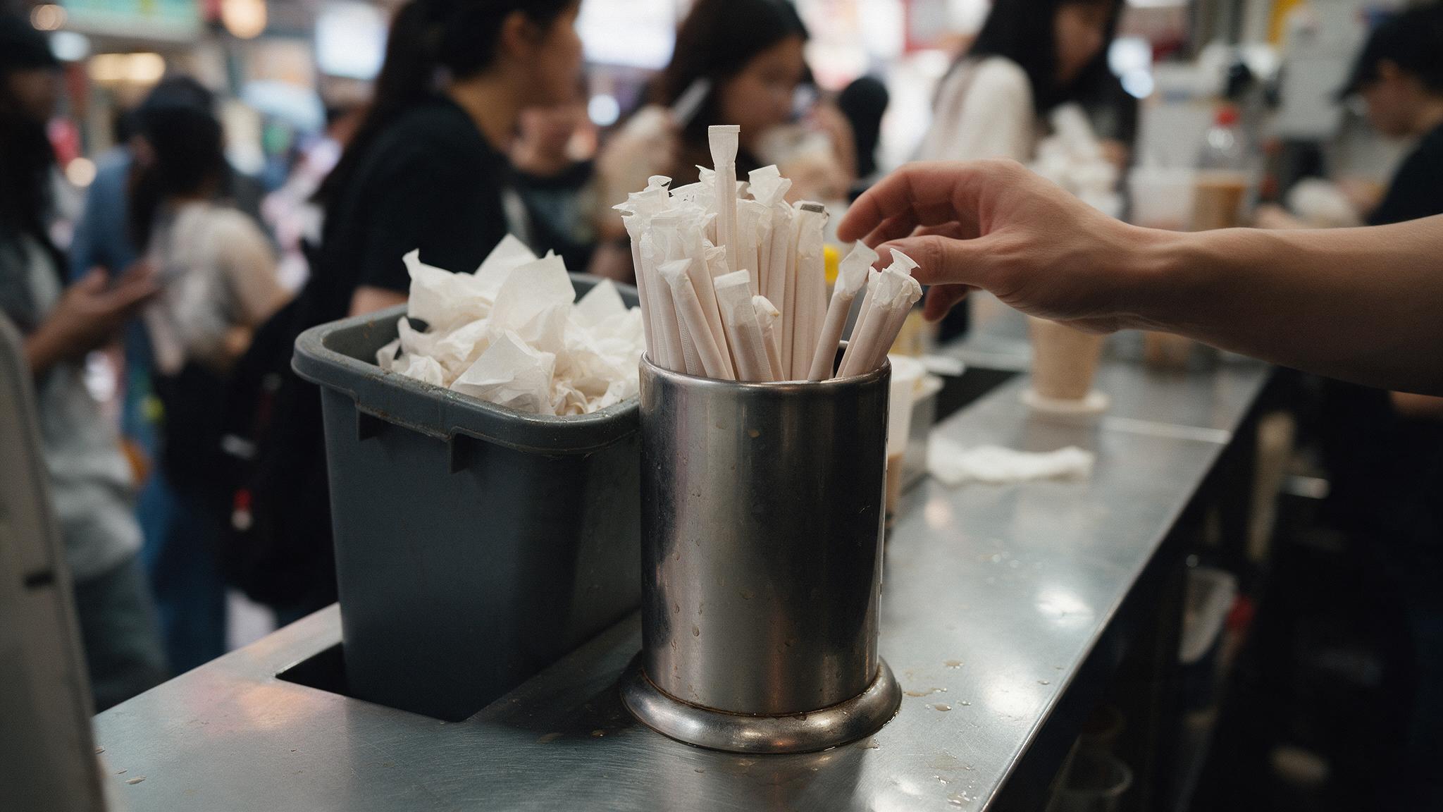 《门店里最小的事》第11期:中报里的门店数,和柜台上的吸管筒